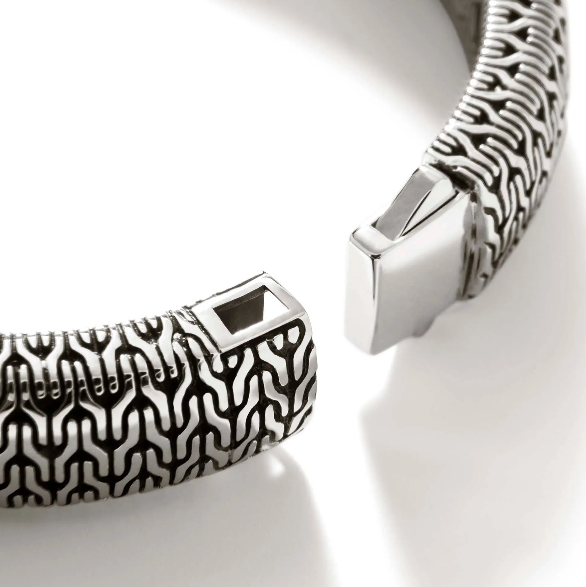 Women John Hardy Bangles & Cuffs^Carved Chain Hinged Bangle, Sterling Silver